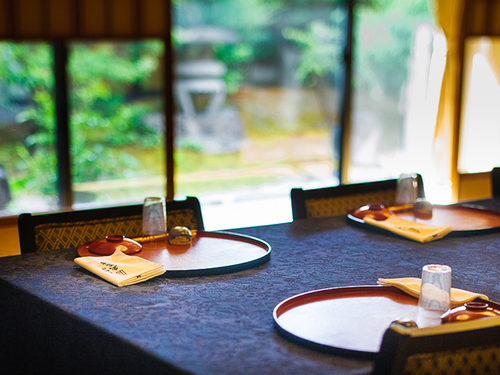 歴史感じる数寄屋造りの空間