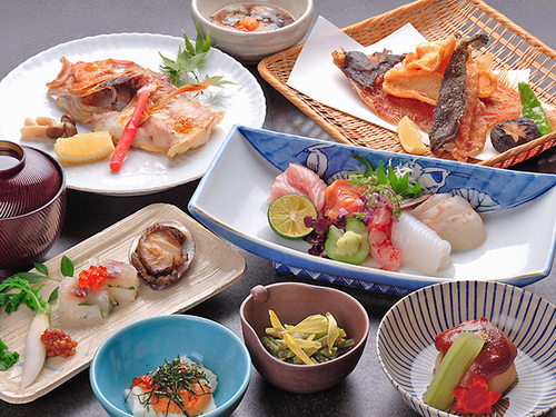 山海の幸を彩り豊かな会席料理に