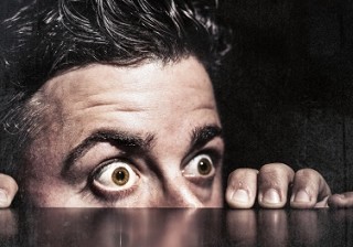 鼻毛を出して熱弁する彼氏に対し、間接的にそれを悟らせる方法