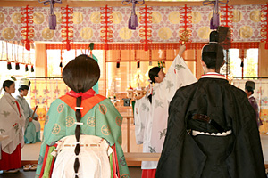 赤城神社 十二単での神前結婚式のコーディネートを12月から開始 ぐるなびウエディングhowto