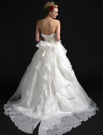 大胆 華麗な背中見せウエディングドレス ぐるなびウエディングhowto 大胆 華麗な背中見せウエディングドレス ぐるなびウエディングhowto