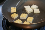 島豆腐を炒める