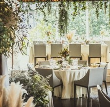 自然光がたっぷり入るナチュラルな会場。アットホームな一日を