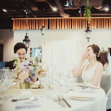 新郎新婦はゲストテーブルで一緒にお食事を楽しむという演出も