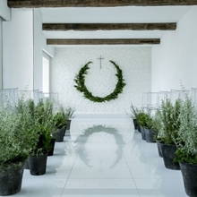 青い海に浮かぶ白いチャペルがリニューアル