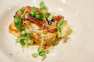 とろ～りチーズがゲストに好評、3+3特製ラザニア。