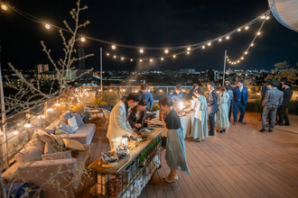 ライトアップされたテラスで海外のようなウェディング！