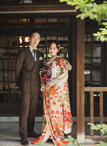 アンティーク着物×タキシードの着こなしで、洒落た雰囲気に！