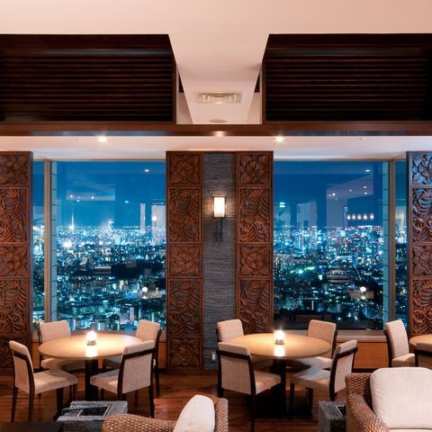 オーセンティックなハワイのホテルをイメージしたリゾートレストラン。夜は宝石をちりばめたようなまばゆい夜景とキャンドルの灯で、時間を忘れさせるくつろぎの時間とハワイの風を感じるお料理をお楽しみいただけます。