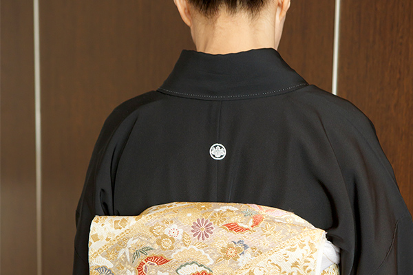 結婚式に参列する身内の服装マナーは 両親 兄弟 従兄弟 親戚別に解説 結婚式に参列する身内の服装マナーは 両親 兄弟 従兄弟 親戚別に解説